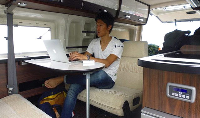 湘南の海でキャンピングカーはオフィスに（写真提供：みんなのオフィスまとめ）