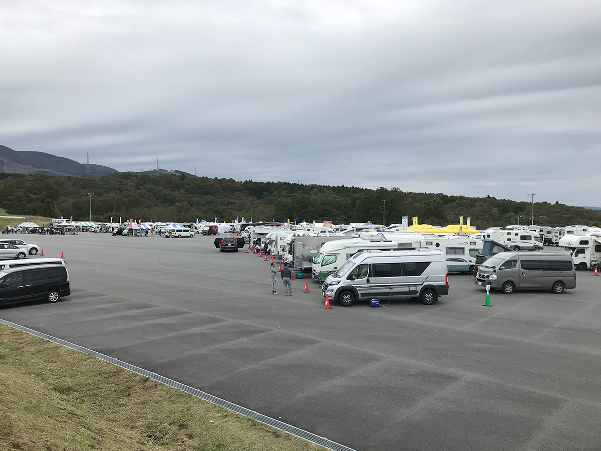 右手前CAMP JAPANエリア、左奥には、境目無しでキャンピングカーショー