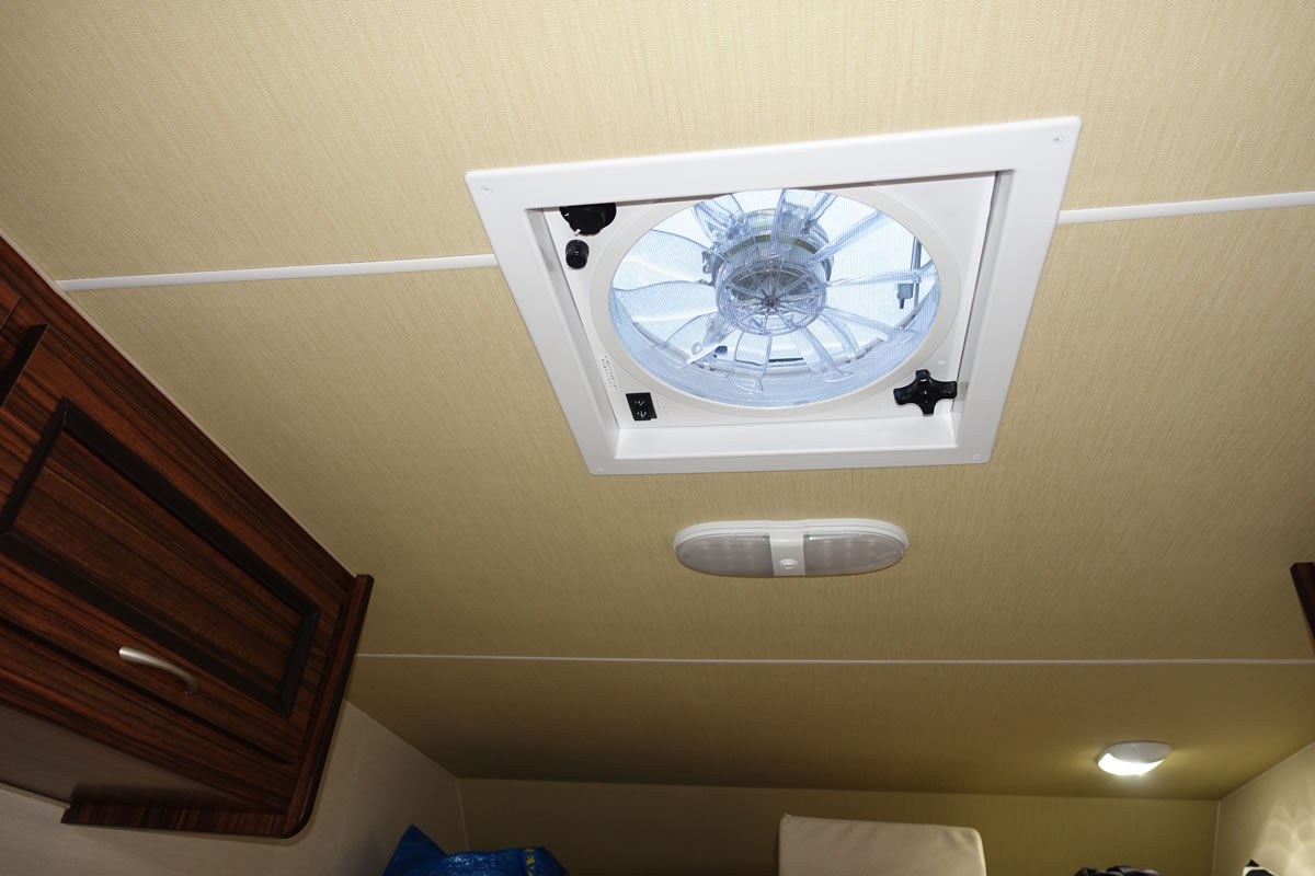 換気扇は室内の温度調節にも役立ちます