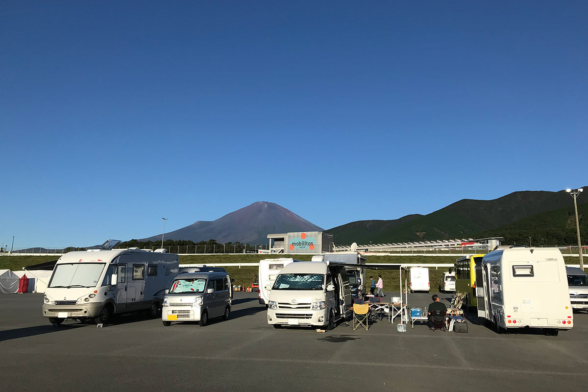 キャンプジャパンの駐車場