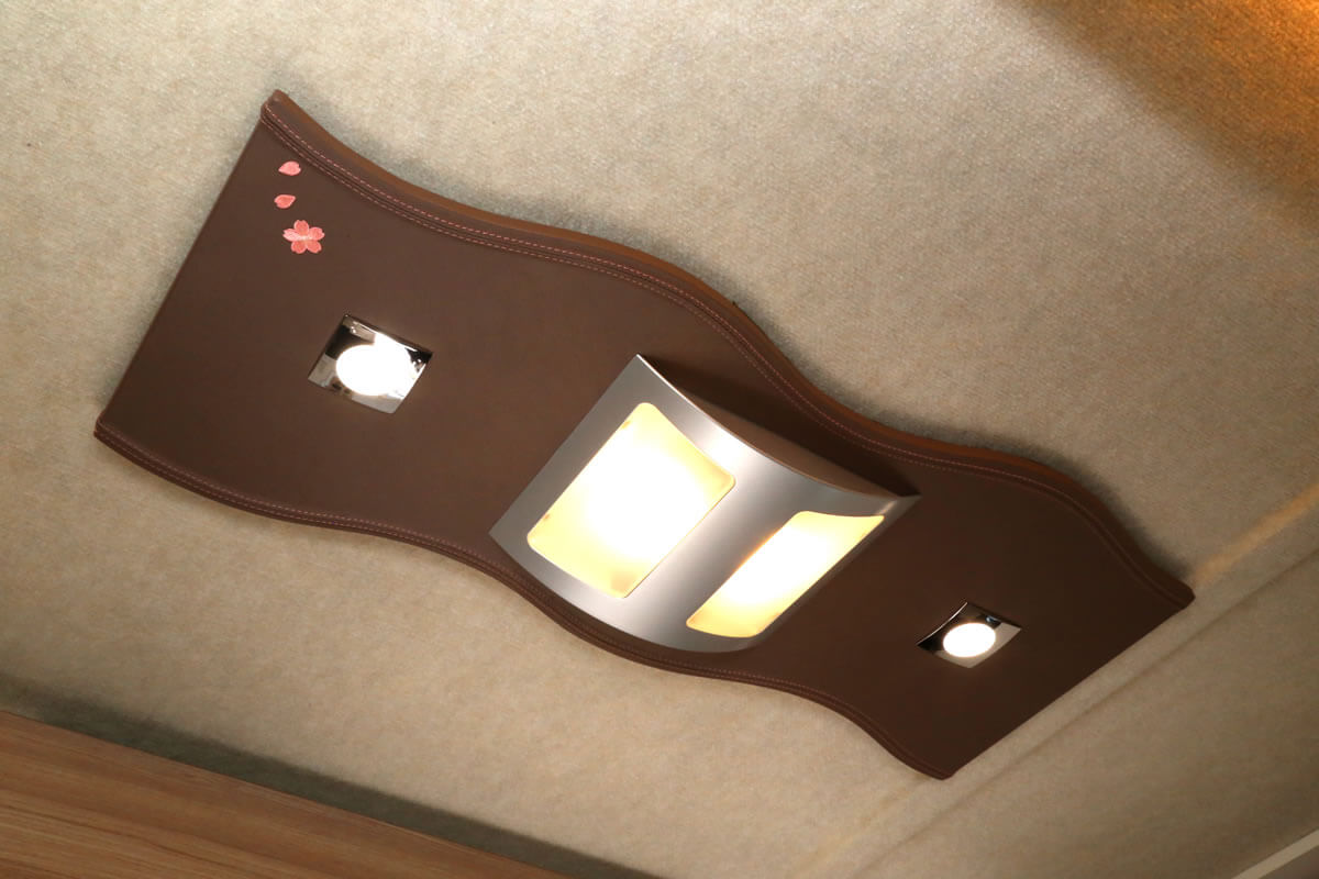 新型SAKURA（サクラ）の天井の照明パネル