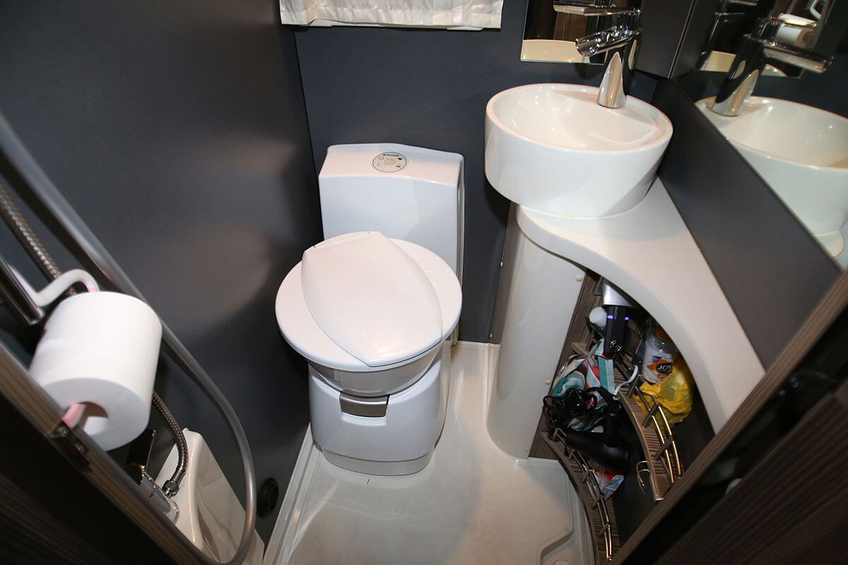 電動洗浄タイプの水洗式カセットトイレや温水シャワー