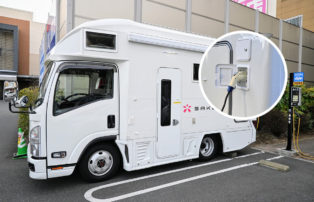 EVスタンドでキャンピングカーの充電を可能にした日本特種ボディーの充電システム「エネクルーズ」