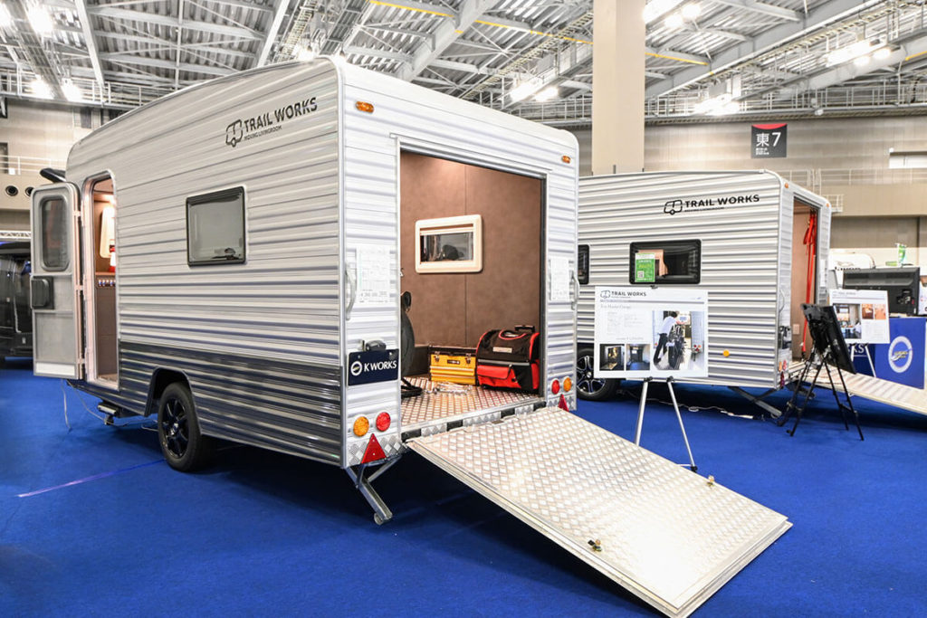 リチウムイオンバッテリーを標準搭載した国産キャンピングトレーラー「トレイルワークス520」が進化し続ける キャンピングカースタイル
