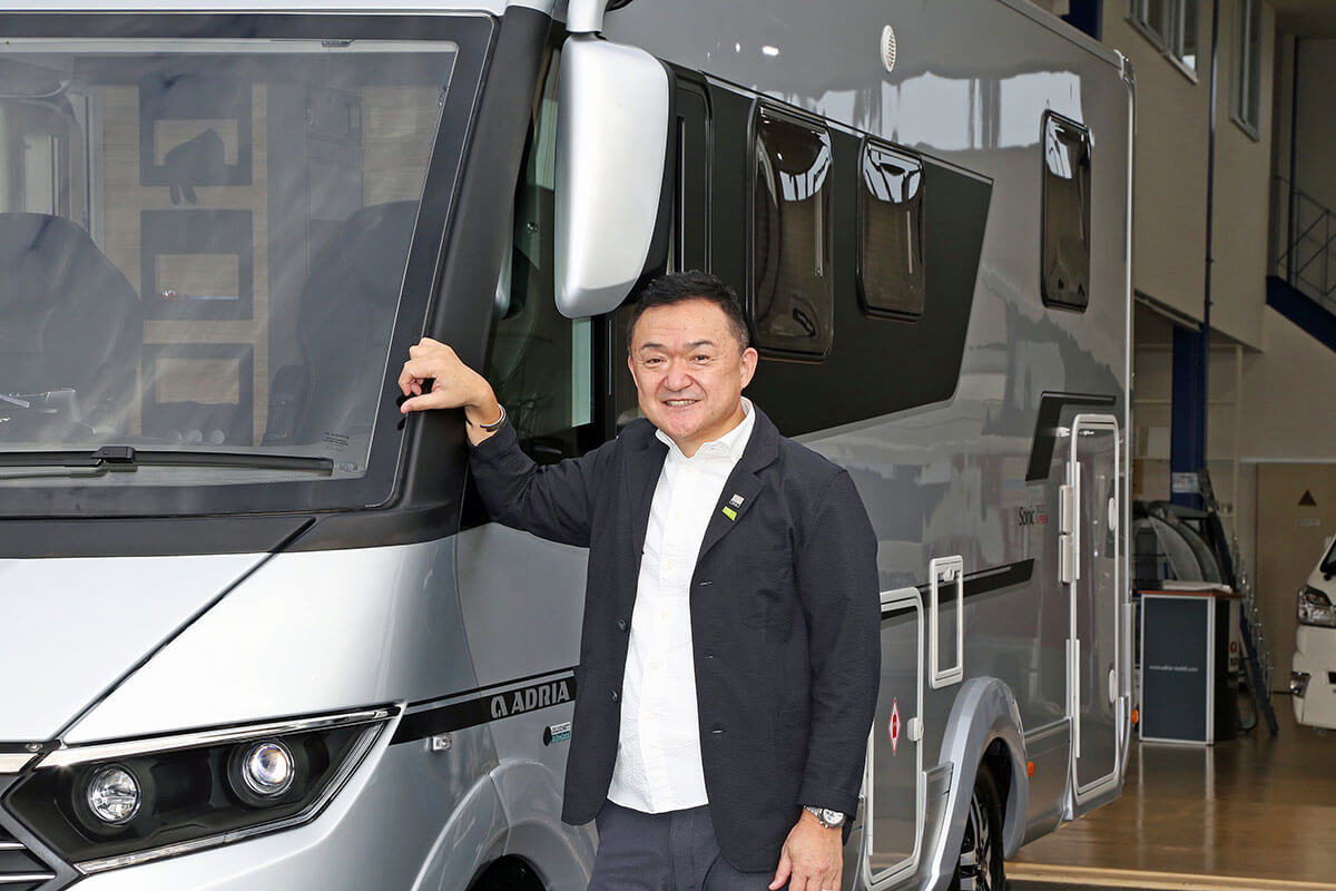 LACホールディングス代表取締役社長山田秀明さんと愛車のキャンピングカー