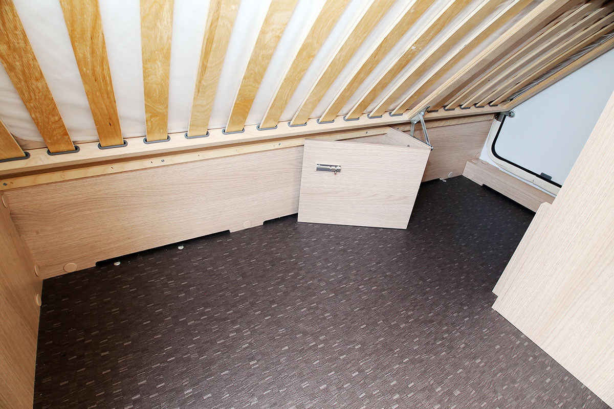 ベッドの下段の大容量のカーゴスペース