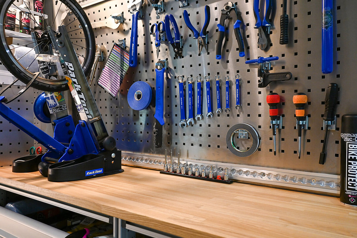 車内に並べられた自転車修理の工具と作業スペース