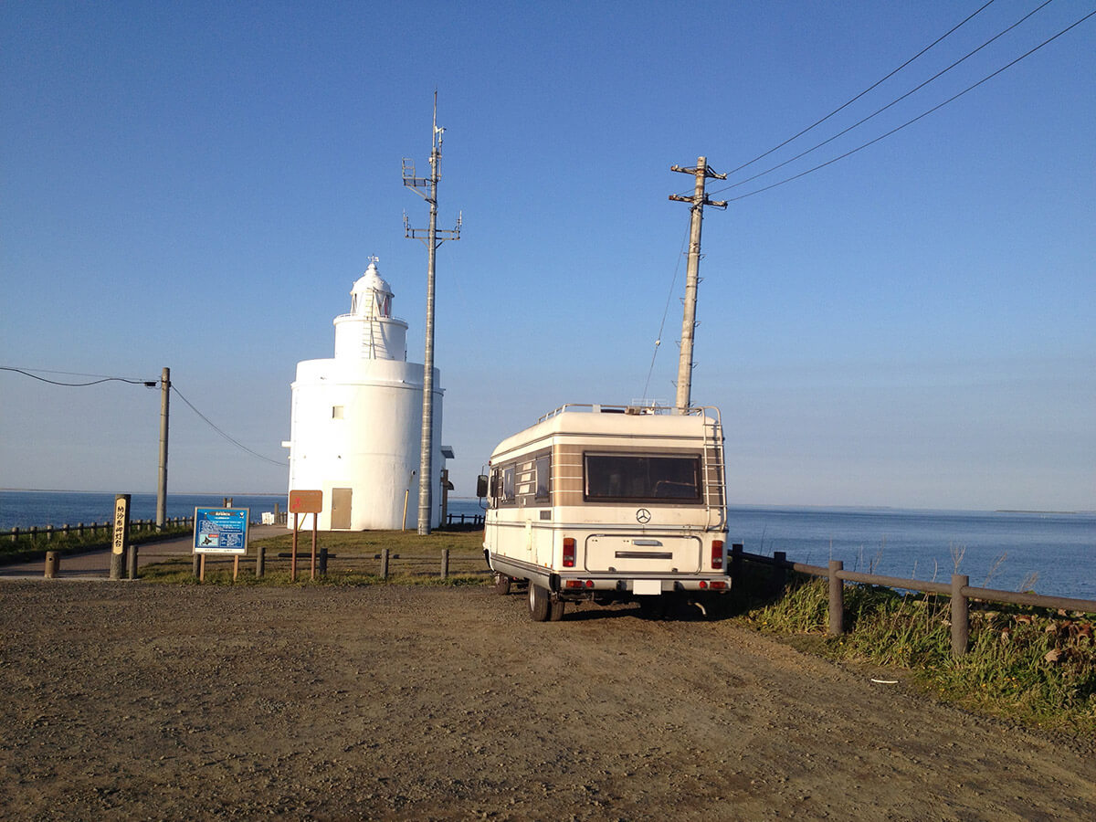 納沙布岬灯台とキャンピングカー