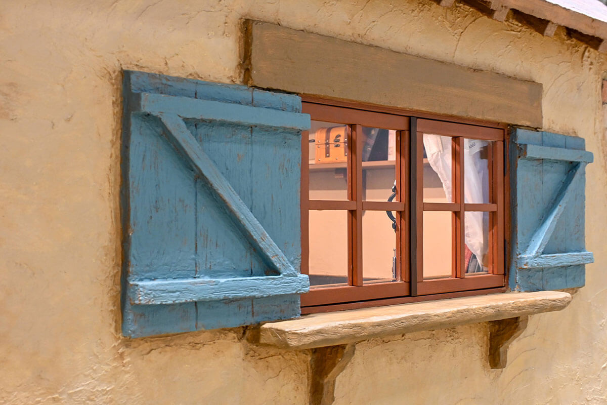 窓部分の青い木製風扉
