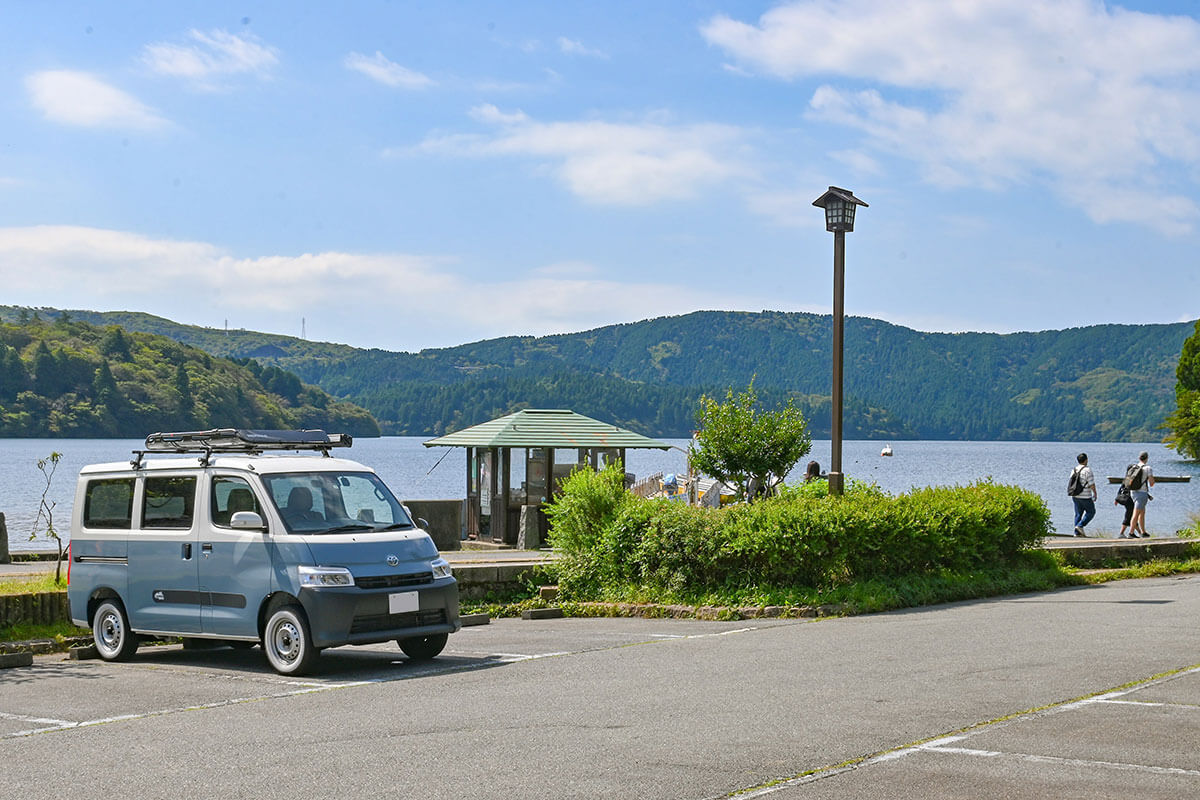 芦ノ湖を望む有料駐車場とアルトピアーノ