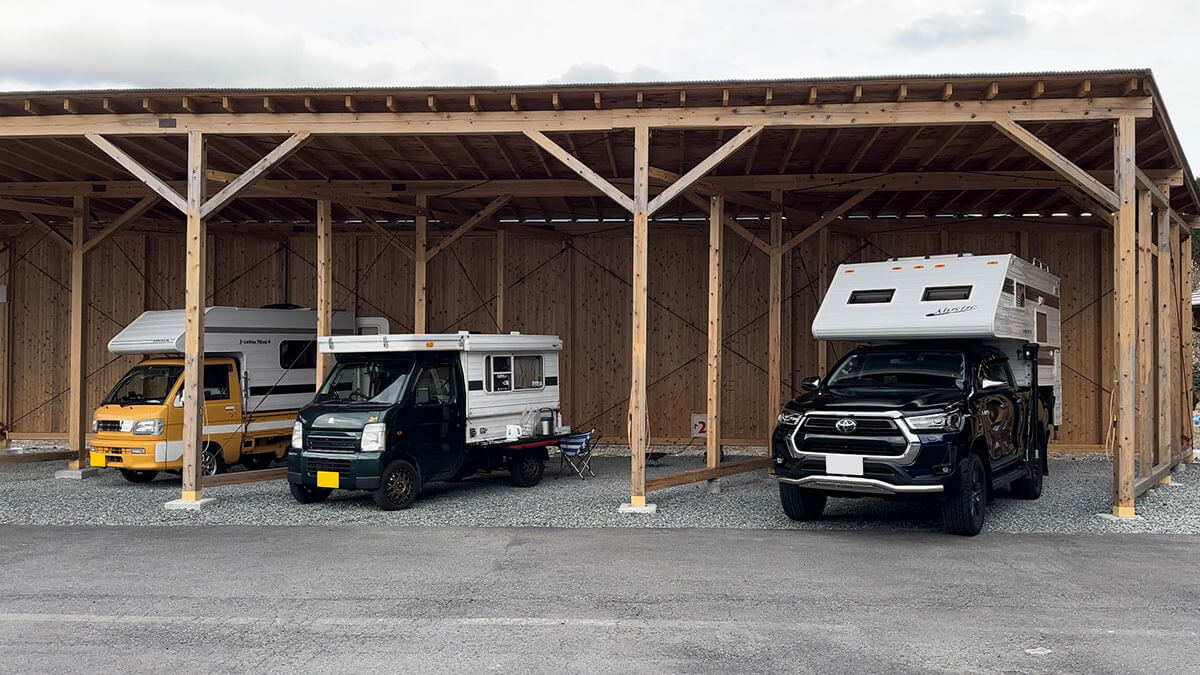 RVパーク Campingcar Trip Lの屋根付き車中泊スペース