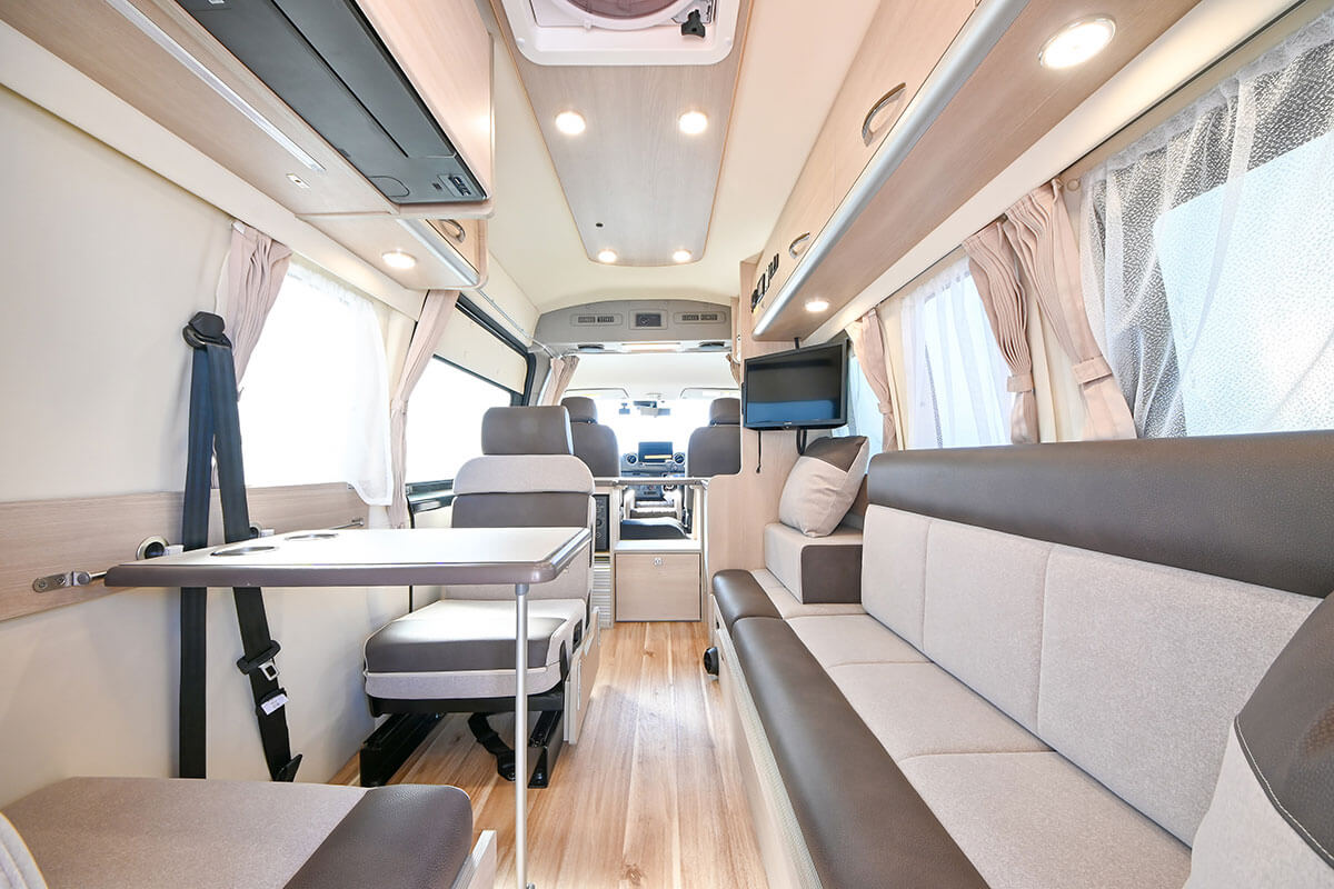 ブリランテの車内