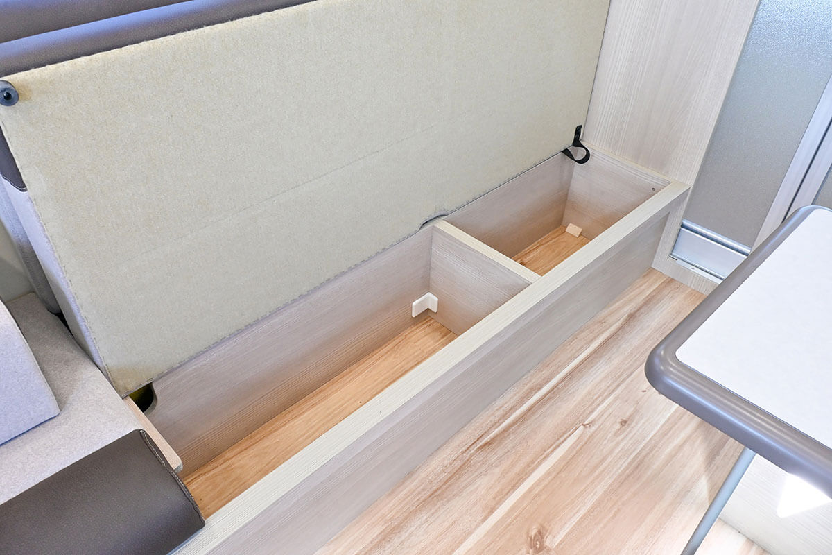 ブリランテのシート下の収納