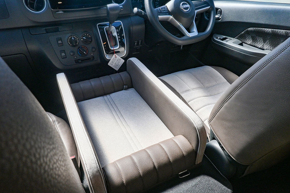 ブリランテのフロント革シートカバーや前席中央アームレスト付フラットボード