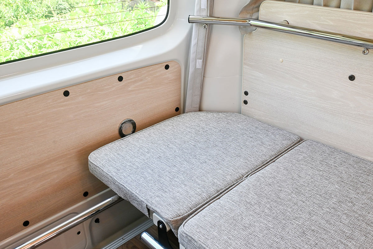 アルテのリアシートのシート展開