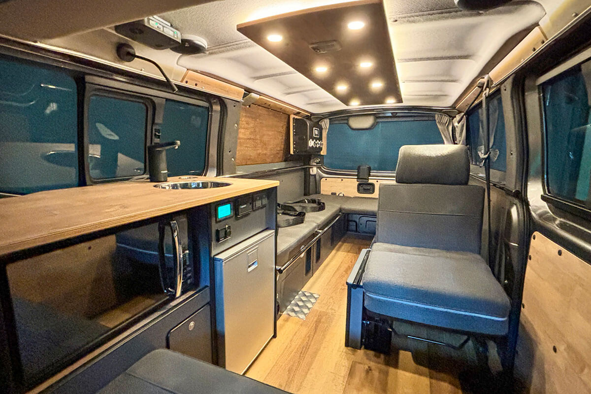 アルテの内装オプション、ブラックライン