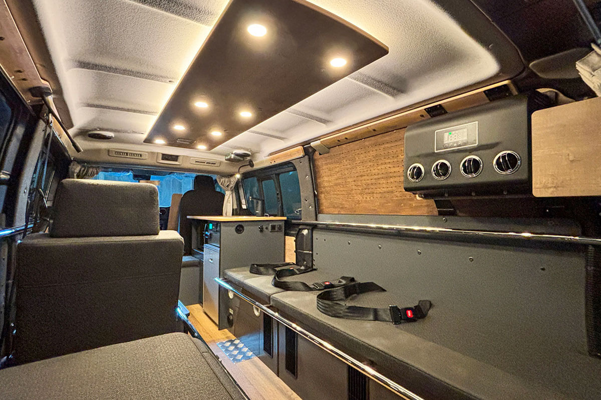 アルテの内装オプション、ブラックラインのシート生地や家具