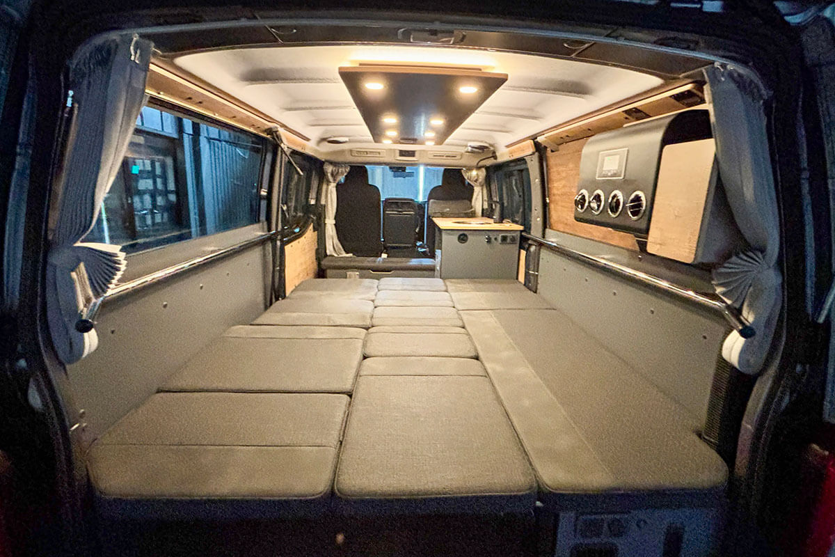 アルテの内装オプション、ブラックラインのベッド展開