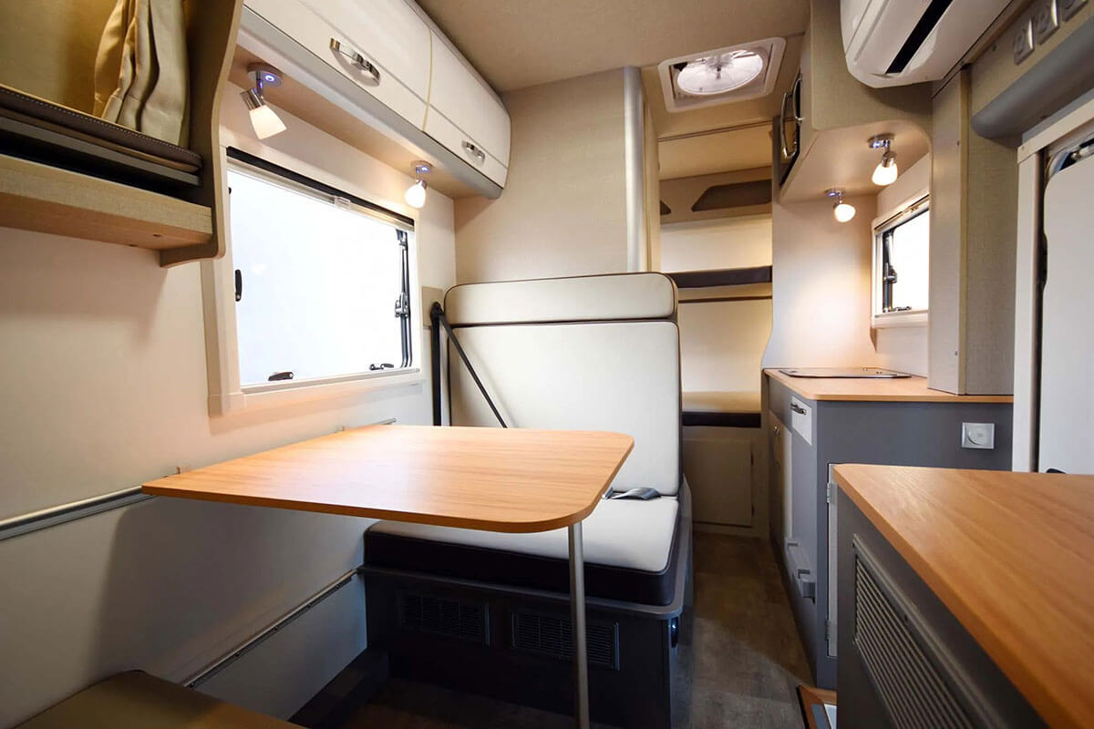 HAYATE（ハヤテ）の車内