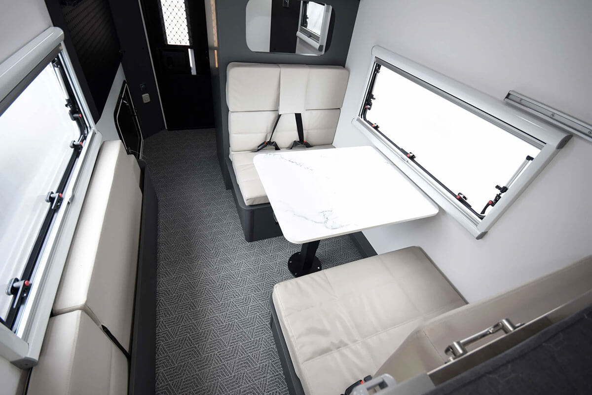 EXPEDITION STRIKER（エクスペディション・ストライカー）の車内