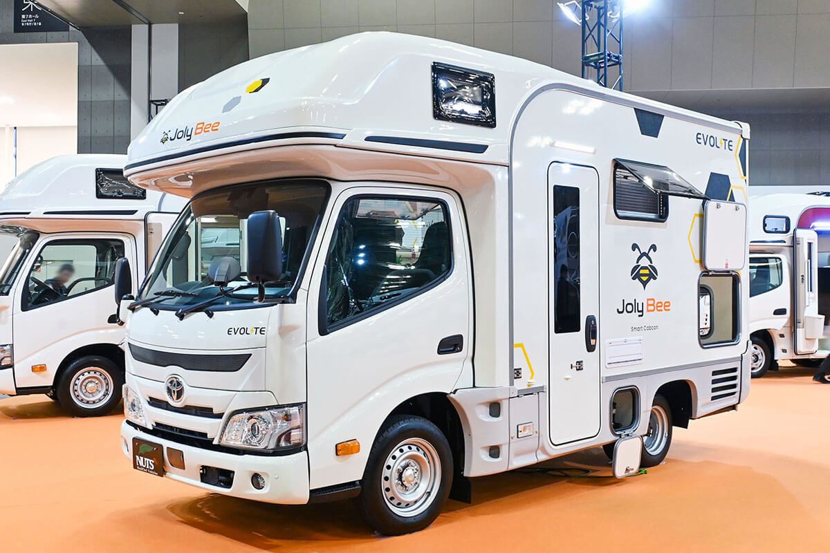 扱いやすいスリムボディが魅力のナッツRV「JolyBee（ジョリビー）」。断熱パネル＆家庭用エアコンで快適な家族旅行へ