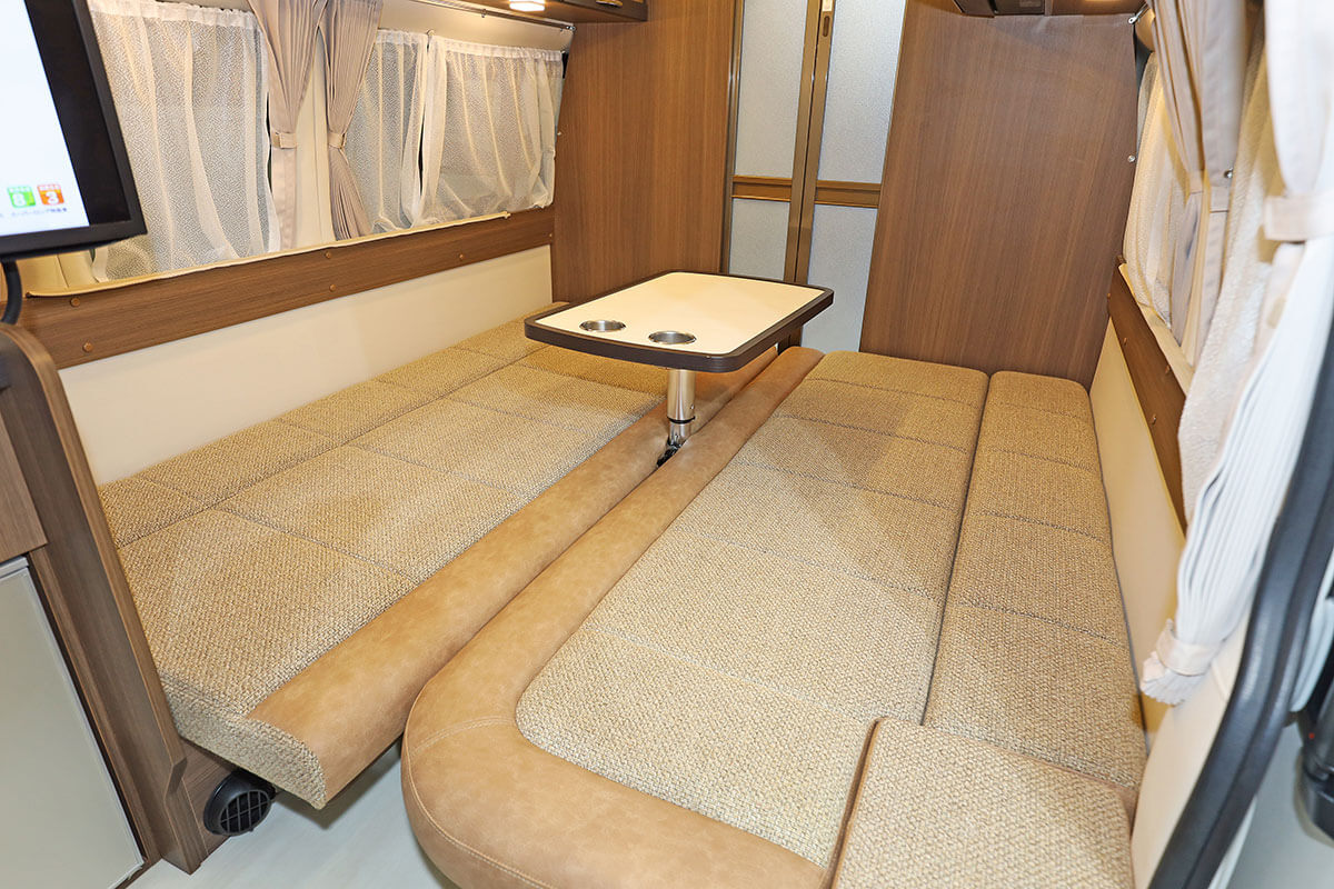 レクビィ・プラスSLのリアベッドにテーブル