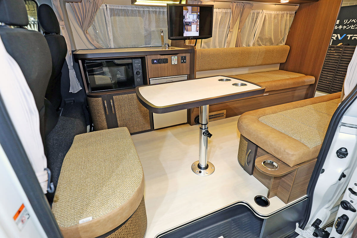 レクビィ・プラスSLのテーブル