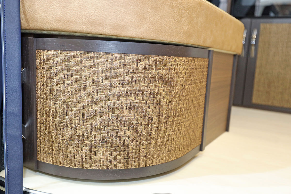 レクビィ・プラスSLの収納庫の扉