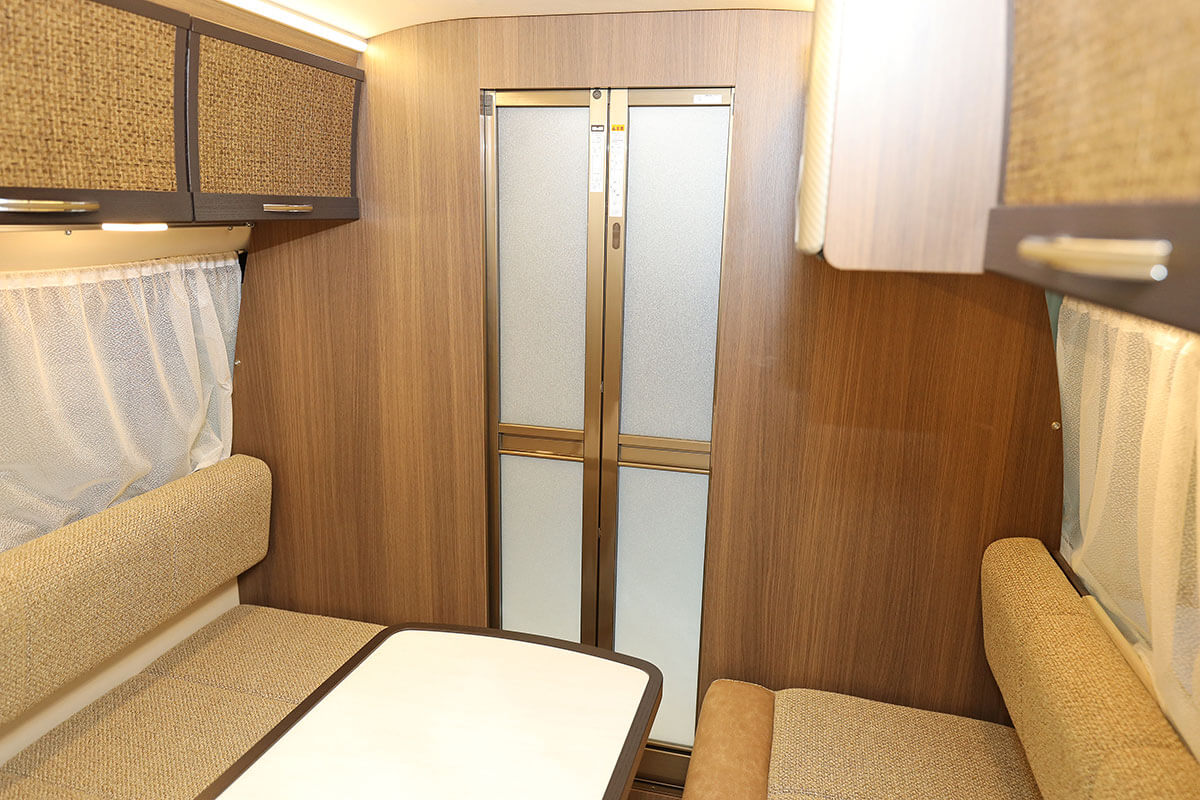 レクビィ・プラスSLの仕切り壁の折れ戸サッシ