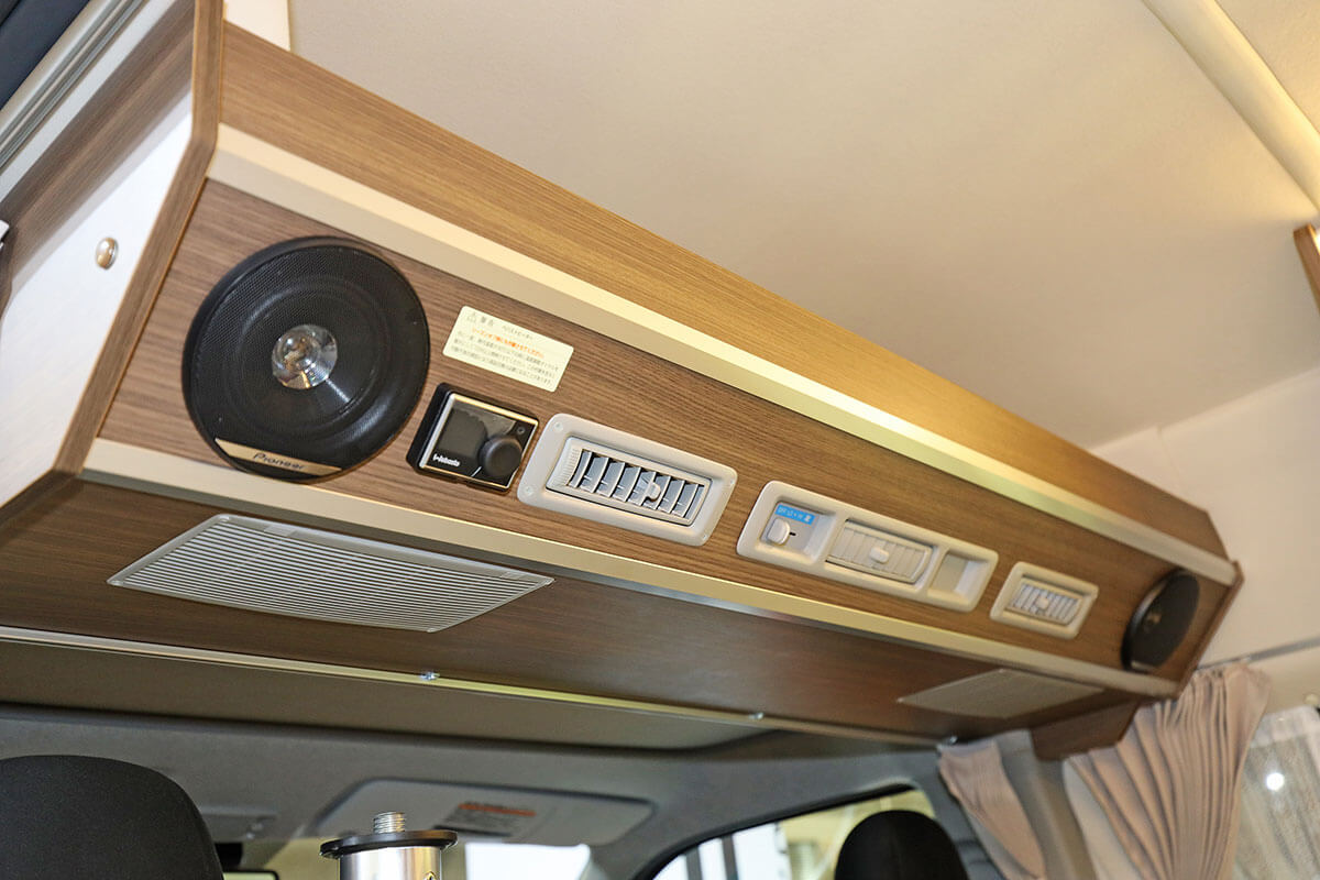 レクビィ・プラスSLのコクピット上部