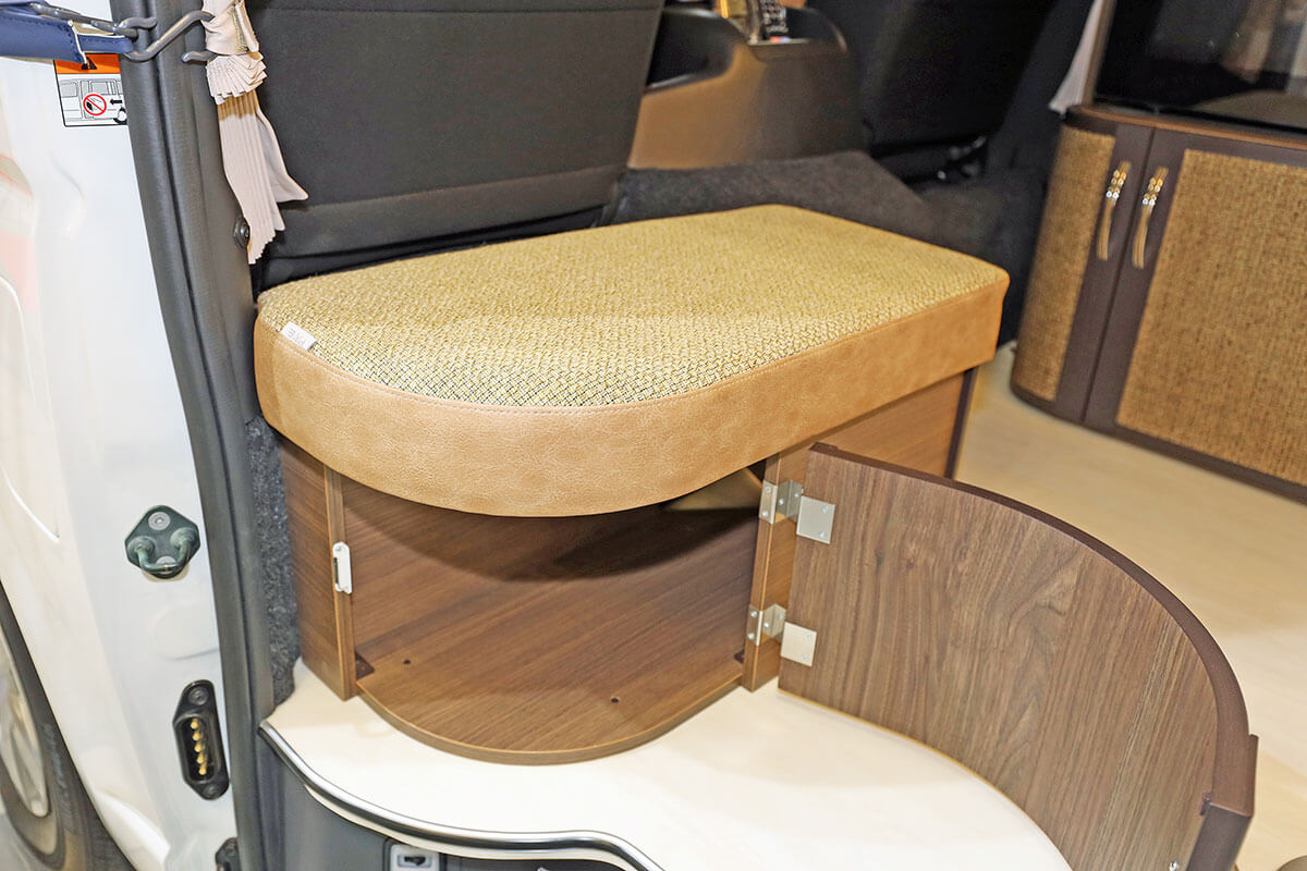 レクビィ・プラスSLのスツール