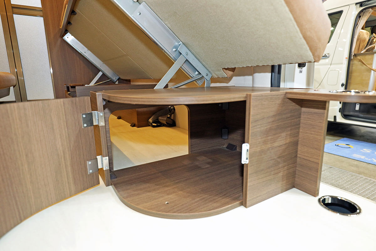 レクビィ・プラスSLのソファ下の収納2