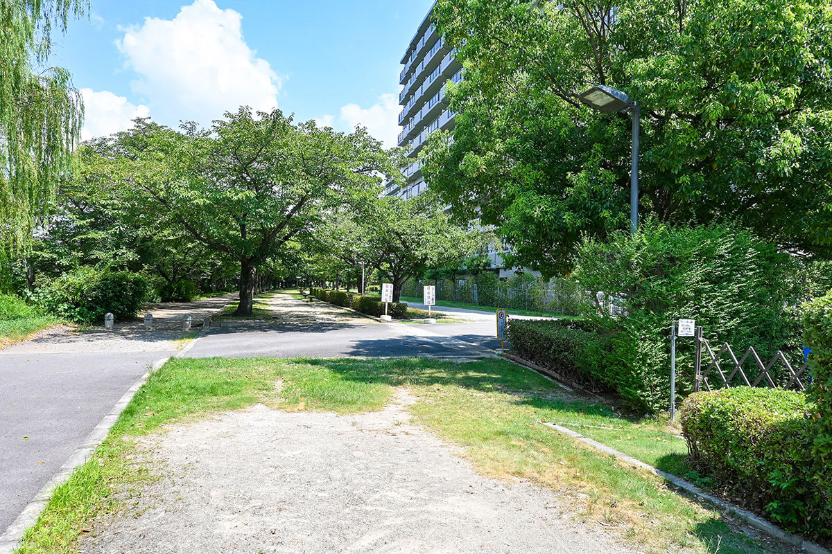 VANTECH京都併設のRVパーク車中泊スペース横の鴨川の遊歩道