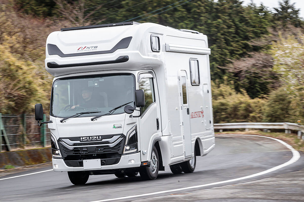 キャンピングカーで安全にドライブするには？ベース車ごとの走行性能と安全運転の基本を解説！