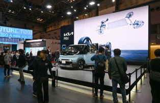 Kia PBV「PV5」国内初公開！EVミニバンはキャンピングカーの新定番になるか？車中泊性能を徹底解説