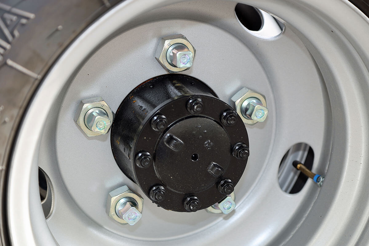 ビーカムのハブボルトとホイールナット