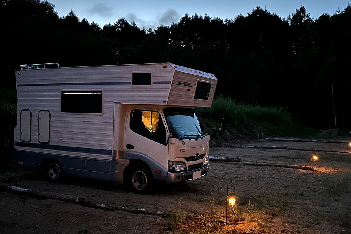 家族とゆったり過ごすには大きいキャンピングカーが最適