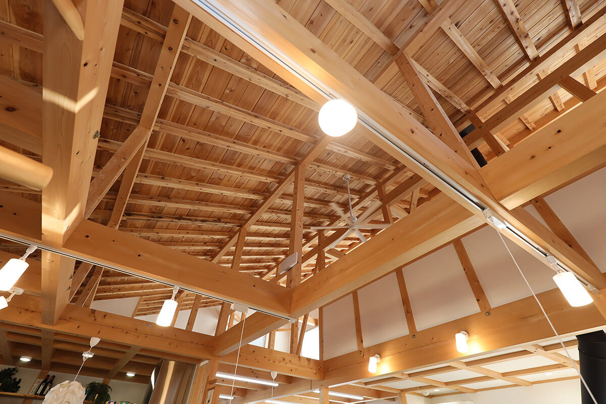 キャンピングカーガーデンの自然素材の柱