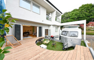 レジャーでもなく防災でもない新しい価値を生んだキャンピングカーと住宅のコラボレーション