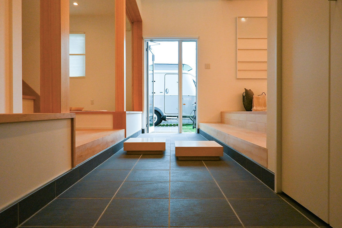 「住宅×キャンピングカー」の玄関