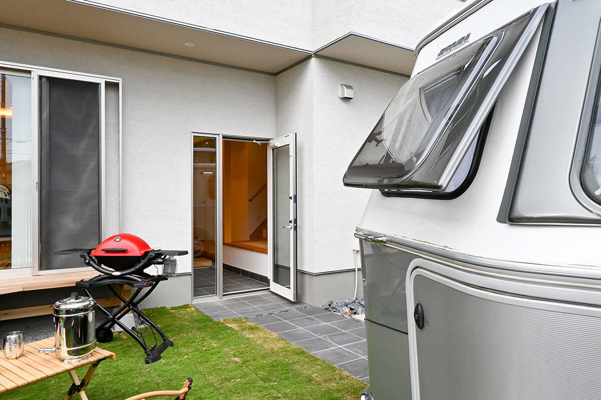 「住宅×キャンピングカー」中庭