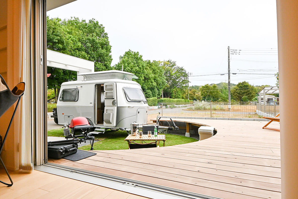 「住宅×キャンピングカー」中庭のキャンピングカー