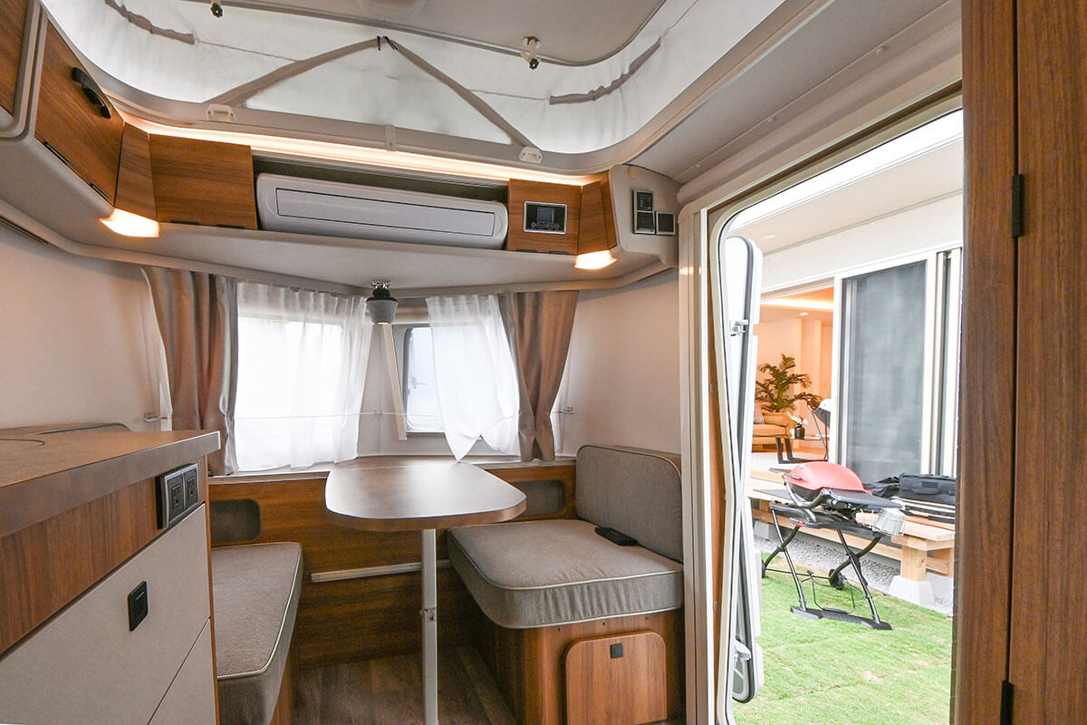 「住宅×キャンピングカー」キャンピングカーの車内