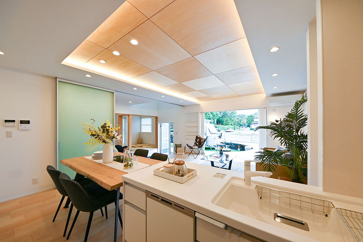 「住宅×キャンピングカー」のリビング