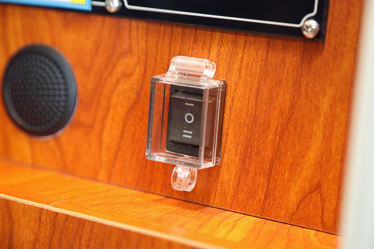 ミニポップフライヤーのポップアップルーフのスイッチ