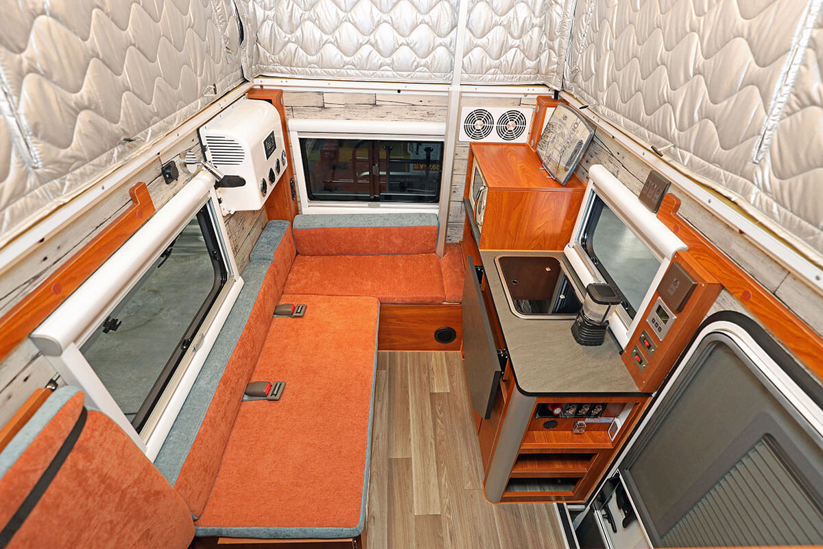 ミニポップフライヤーの車内