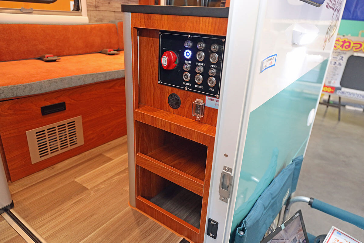 ミニポップフライヤーの靴置きとして使えるオープンラックと集中スイッチ