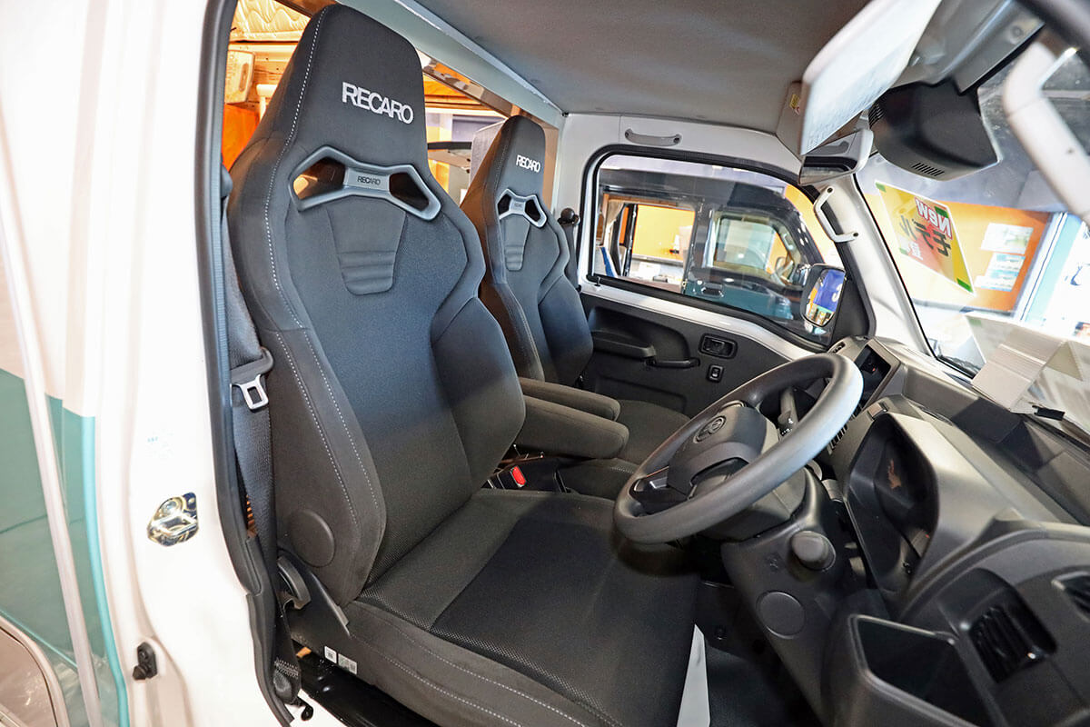 ミニポップフライヤーの運転席・助手席