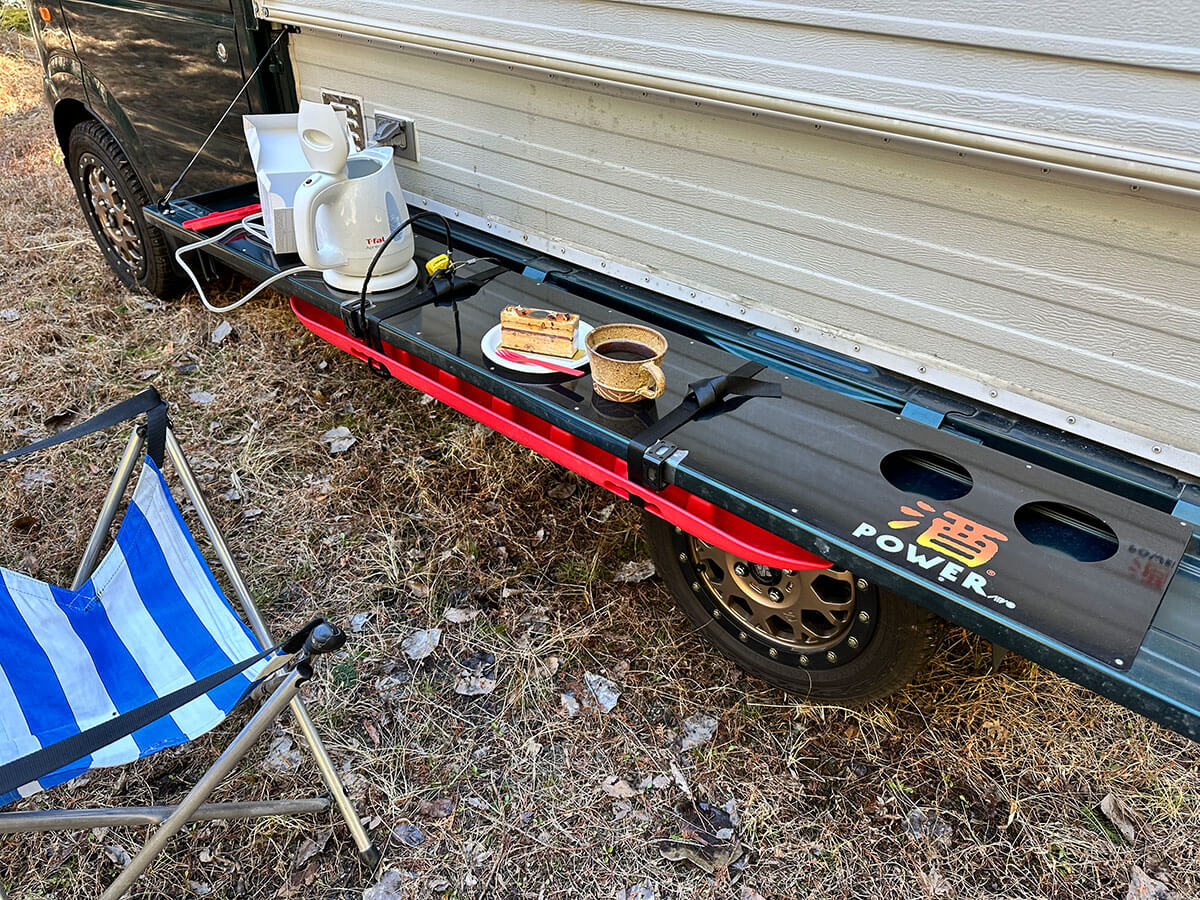 Beeのサイドの”あおり”を使ったサイドテーブル