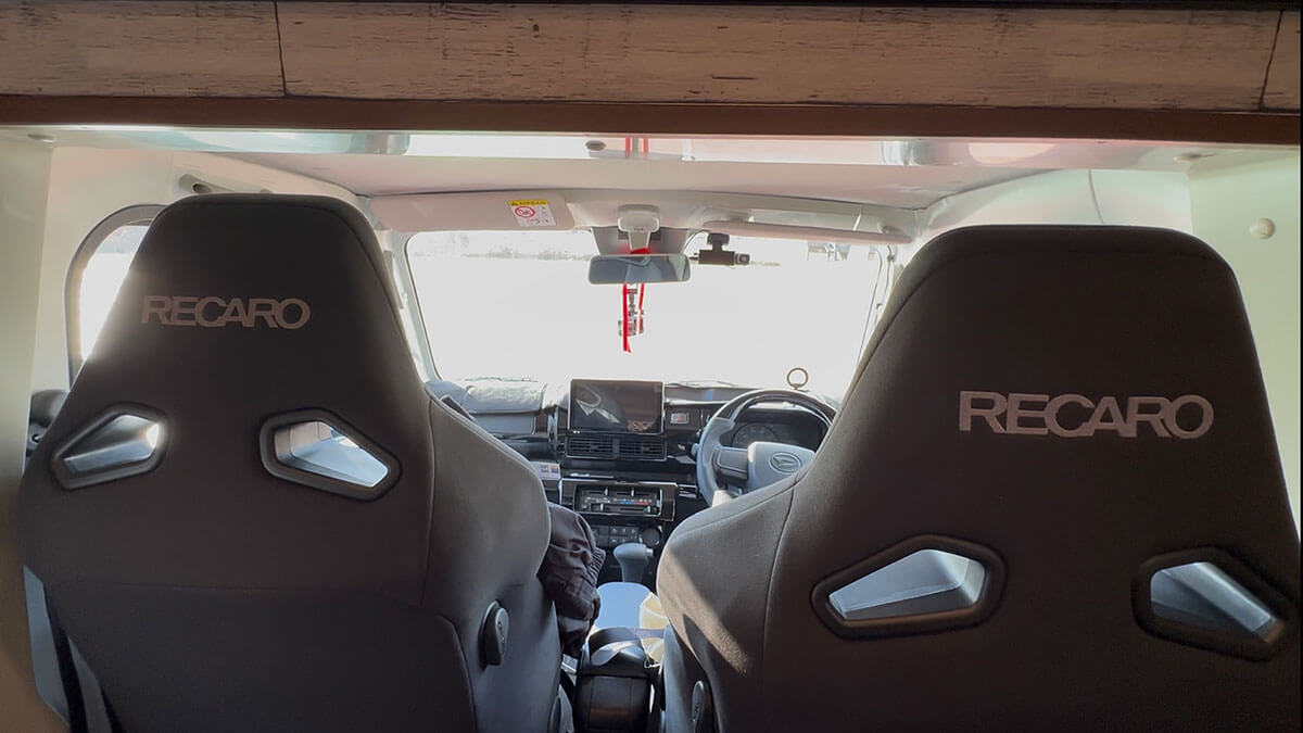 Flyerの運転席・助手席共に“レカロ”（標準）
